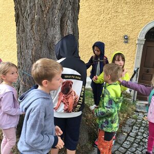 Kinder entdecken den Kirchenraum
