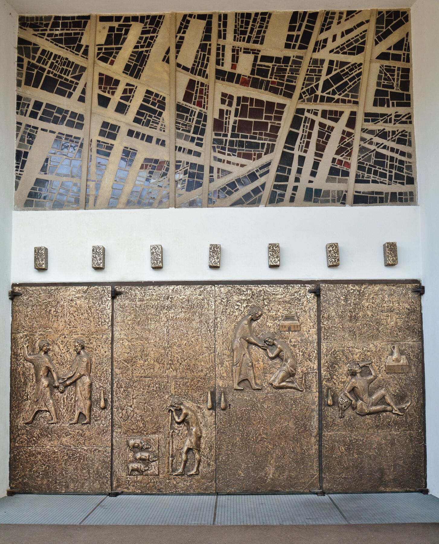 Bildhauer Peter Dimmel schuf insgesamt drei Bronzetore für die Pfarrkirche Linz-St. Konrad. Reliefs: verlorener Sohn