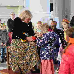 mit den Kindern des Pfarrcaritas-Kindergartens Hl. Familie