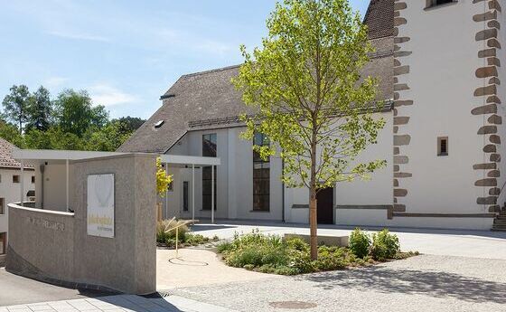 Im Rahmen der Neugestaltung des Kirchenplatzes in Schönau im Mühlkreis gestaltete die aus Münzkirchen stammende Künstlerin Judith Huemer drei Interventionen/Elemente: die 'Trilogie für Schönau' 