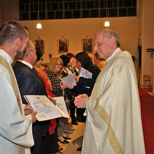 Überreichung der Ernennungsurkunde und Handschlag durch die drei Pfarrvorstände          