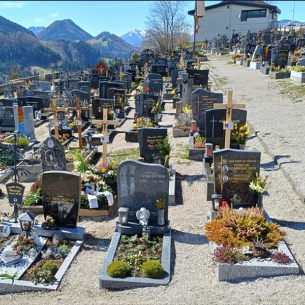 Gräber am Friedhof in Maria Neustift