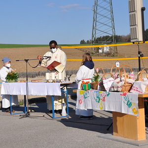 Am Vorplatz der Mehrzweckhalle