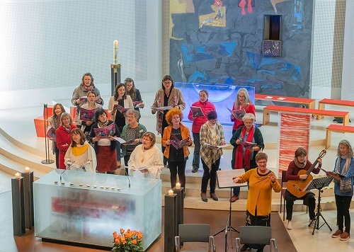 Frauenliturgie / © Jack Haijes FrauenliturgieFeier in der Pfarre Linz St. Konrad anlaesslich 25 Jahre Frauenkommission der Dioezese LinzFoto Jack Haijes