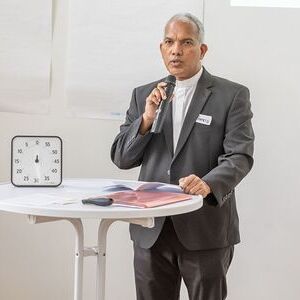 Dechant Francis Jophy bei der Begrüßung der Teilnehmer:innen