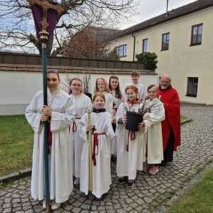 Die Ministranten und Br. Werner machen sich bereit