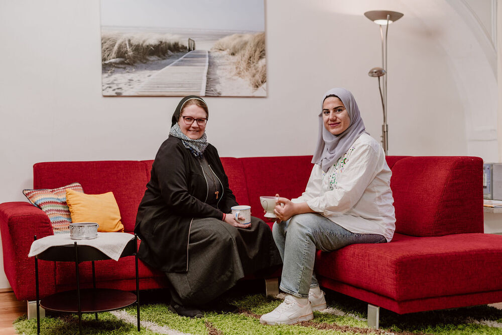 Sr. Ida Vorel, Ordensschwester bei den Franziskanerinnen von Vöcklabruck, und Naleen Khalil, Juristin aus Syrien, verbindet nicht nur, dass sie aus religiösen Gründen Schleier bzw. Hijab tragen.