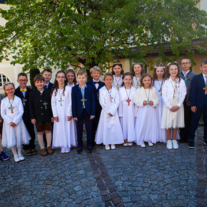 Die Erstkommunionkinder 2026 im Klostergarten