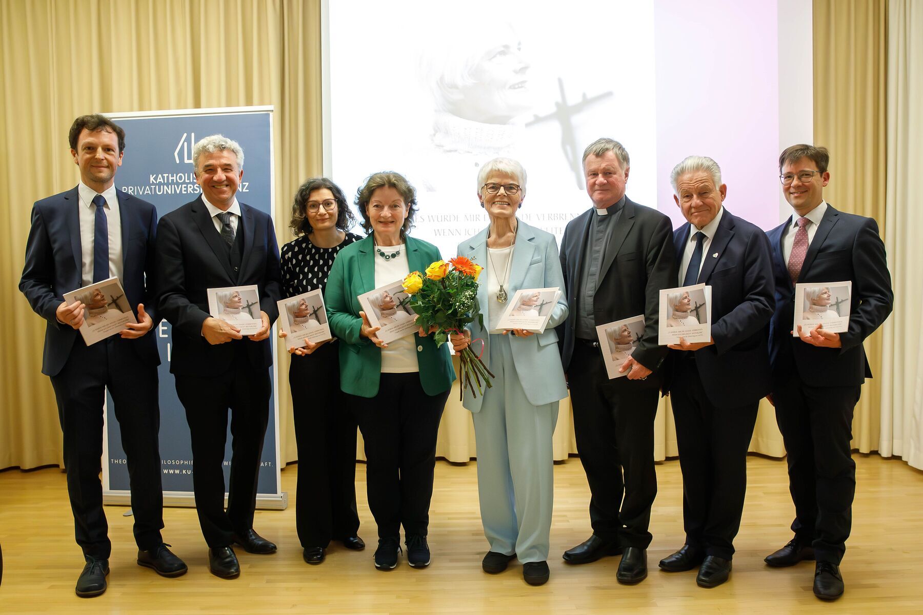 V. l.: Andreas Schmoller (Franz und Franziska Jägerstätter Institut), Rektor Michael Fuchs (KU Linz), Verena Lorber  (Franz und Franziska Jägerstätter Institut), Elisabeth Jungmeier (Jägerstätter-Beirat, Pax Christi), Jubilarin Erna Putz, Bischof Man