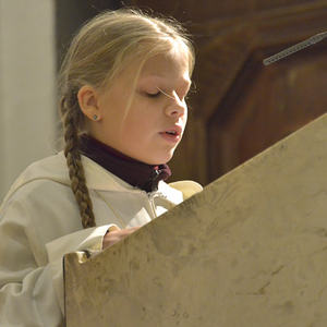 Lebendigkeit der Pfarre Kirchdorf/Krems war am Christkönigs-Sonntag, 23. November 2014 spürbar. Der Gottesdienst stand ganz im Zeichen der Ministranten und Ministrantinnen: Sechs neue wurden aufgenommen. Am Beginn stellten die Mädchen und Buben Fra