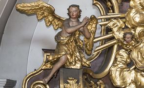 Ein Engel in der Ursulinenkirche applaudiert der Gewinnerin