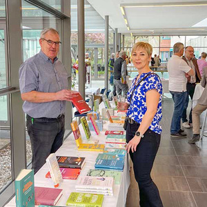 Büchertisch des Behelfsdienstes der Diözese Linz