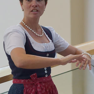 Absolventin Christine Kerschbaummayr dirigiert...