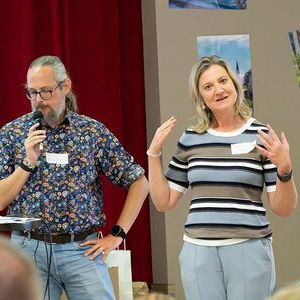 Die Prozessbegleiter:innen Mayella Gabmann und Heinrich Brandstetter