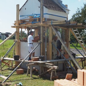 Das Ärgste ist geschafft und nachmittags wurde bereits aufgemauert.