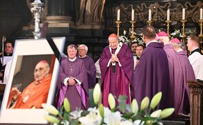 Requiem für Weihbischof Helmut Krätzl: Kardinal Christoph Schönborn, Bischof Manfred Scheuer (l.) und Mitfeiernde