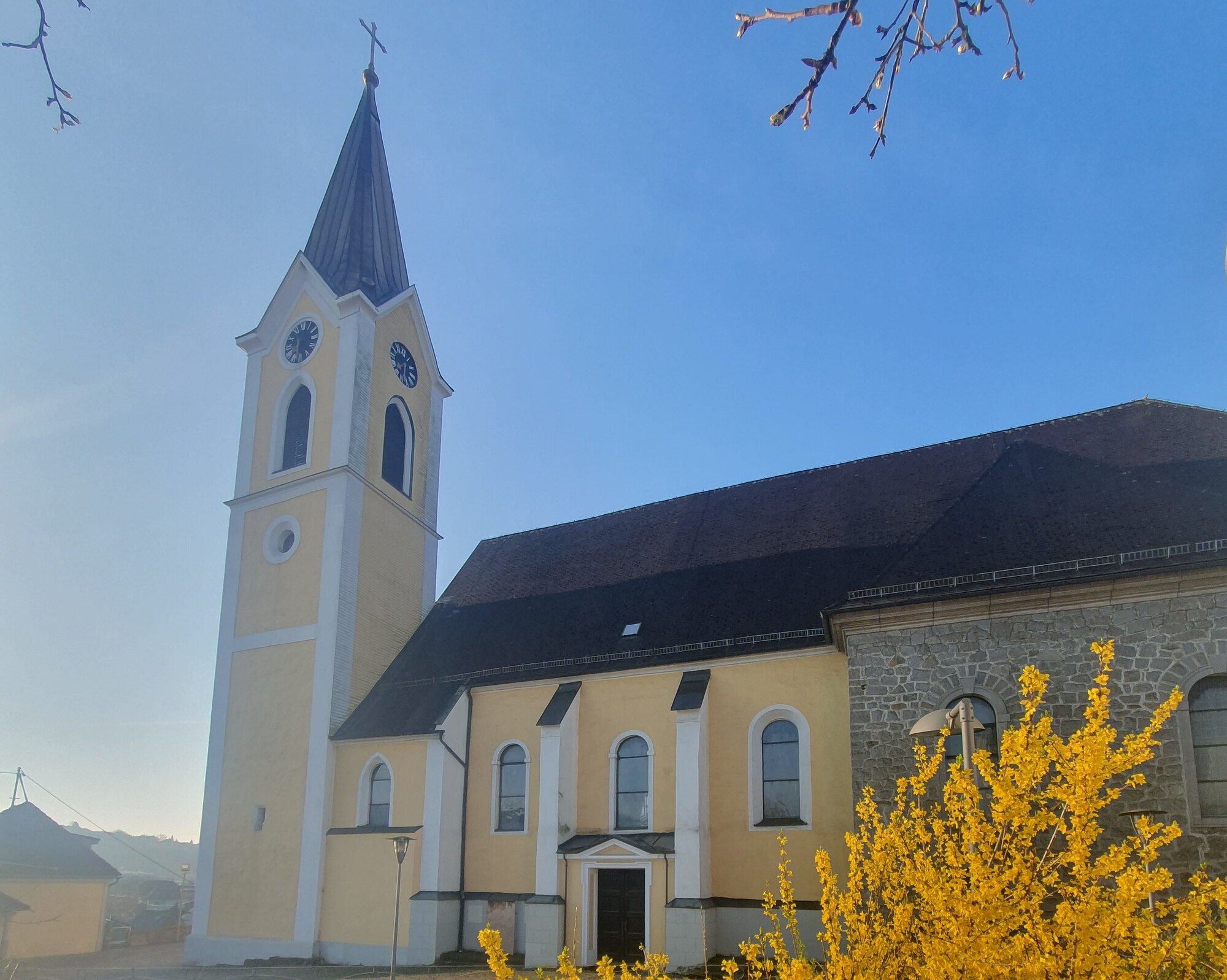 Kirche mit Blumen