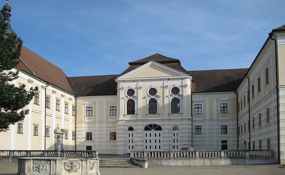 Stift Geras in Niederösterreich, Klosterhof