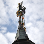 Erntedank in Gmunden am Traunsee - und das neue Turmkreuz wurde feierlich eingeweiht und auf die Kirchturmspitze gesteckt -  am Foto: auf der Kirchturmspitze wird das neue Kreuz montiert