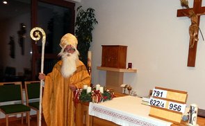 Besuch des Nikolaus beim Gottesdienst im Seniorenheim Laakirchen