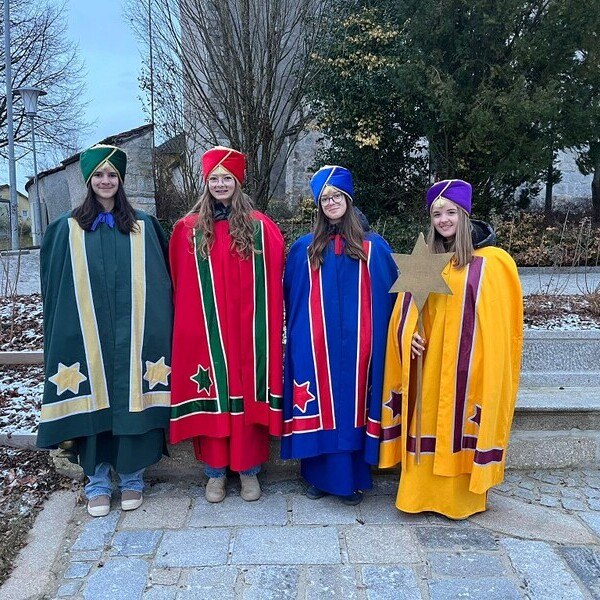 Die Sternsinger in den neuen Gewändern