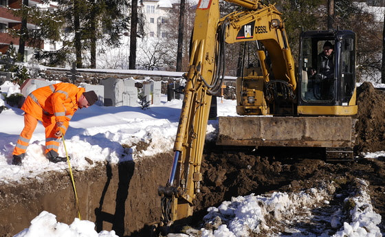 Baggerungsarbeiten im Friedhof