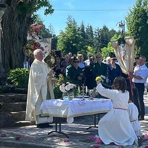 Fronleichnam Eucharistischer Segen über die Gemeinde mit P. Arno