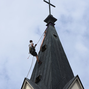 Auf das Dach mit dem Kletterseil