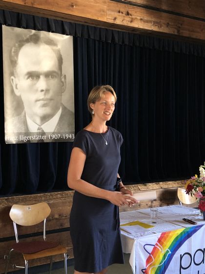 Dr.in Magdalena Holztrattner, Direktorin der Katholischen Sozialakademie Österreichs (ksoe), bei ihrem Vortrag im Pfarrheim Tarsdorf.