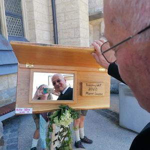 Abt Christian beim Blick in die Tafel erwischt.