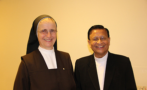 Die Generaloberin der Marienschwestern Sr. M. Michaela Pfeiffer-Vogl mit dem neuen Kardinal und damaligen Erzbischof Maung Bo SDB im Jahr 2013 in Linz.