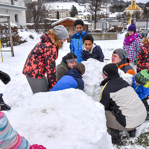 Die Jungschar Kirchdorf mit Schneespielen in der Gruppenstunde