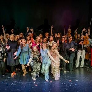 Gruppenfoto mit allen Musikerinnen und Partnerinnen