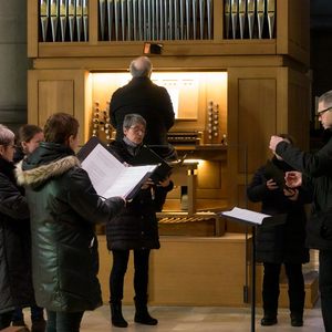 Kantorinnenschola des Konservatoriums für Kirchenmusik der Diözese Linz (Leitung: Andreas Peterl) und Domorganist Wolfgang Kreuzhuber an der Chororgel