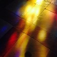 Lichtspiele am Boden einer Kirche durch die Glasfenster