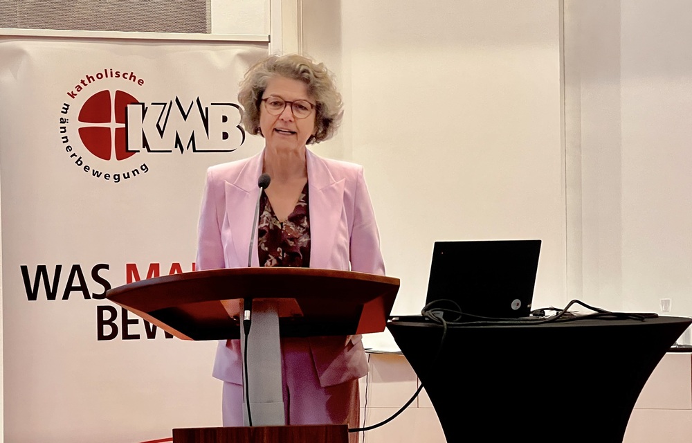 Frau Christine Haiden beim Vortrag zu 'Friede und Versöhnung - Geschlechtergerechtigkeit beim Diözesantag der Kath. Männerbewegung