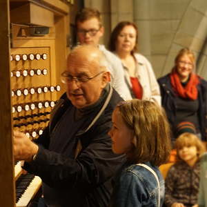 Domorganist Wolfgang Kreuzhuber mit großen und kleinen Orgelentdeckerinnen und Orgelentdeckern an der Rudigierorgel