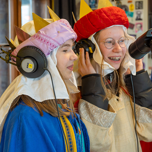 Foto: vier Königinnen im Studio von Radio B138 bei der Aufnahme von Liedern und Wünschen