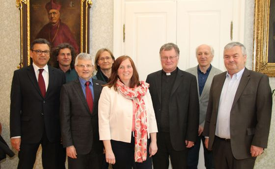 Vertreter der Arbeiterkammer OÖ und VertreterInnen kirchlicher Einrichtungen aus den Bereichen Arbeit und Soziales bei Bischof Manfred Scheuer