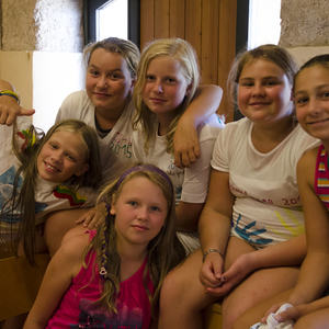  Ein umgebautes, ehemaliges Bauernhaus auf einer Alm in Weyer war die Herberge für 30 Jungscharkinder. Acht Kinder unserer Pfarre verbrachten mit Mädchen und Buben der Pfarre Scharnstein eine erlebnisreiche Woche: Lagerleiter Matthias Holzinger übern