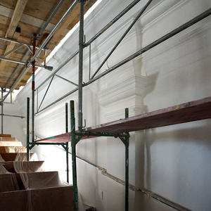 Besichtigung der Baustelle am Gerüst