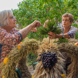 Beate Huemer-Schulz und Maria Ullner beim Binden der Erntekrone