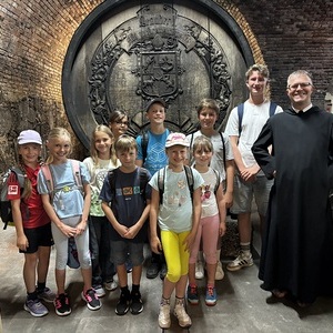 Die Ministranten erkunden die verborgenen Winkel des Klosters