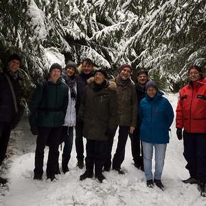Bei leichtem Schneefall starteten wir um 13:30 in Leombach durch den verschneiten Winterwald.