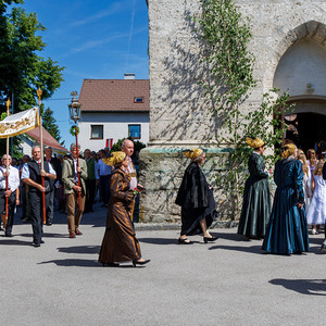 F26-06-04_5166_Nach den Goldhauben kommt die Seelsorgerin mit der Monstranz zum Kirchenportal
