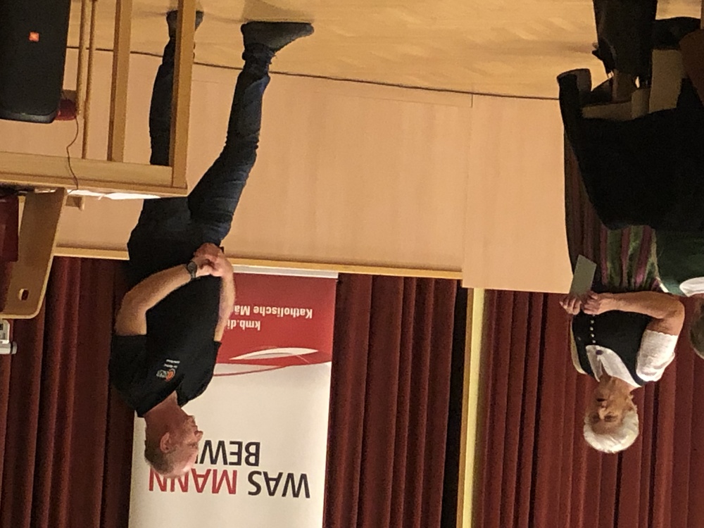 Die Obfrau der Goldhauben übergibt eine Spende für das Brunnenprojekt in Tanzania