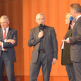 V. l.: Karl Lehner (Chef der Spitalsholding Gespag), Bischofsvikar Dr. Johann Hintermaier, Dr. Franz Gütlabauer (Obmann KMB Linz), Moderator Klaus Obereder (ORF OÖ). © SEI SO FREI