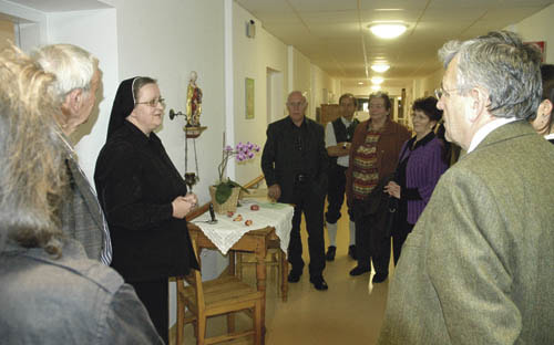 Sr. Angelika führt durch den Ausbildungskonvent der Franziskanerinnen