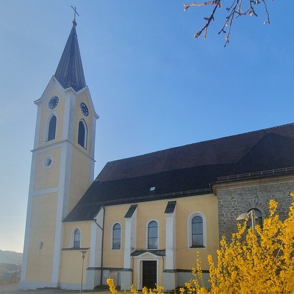 Kirche mit Blumen
