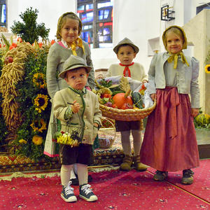 „Vieles in unserem Leben hat mit Erntedank zu tun“, so die Kirchdorfer Pastoralassistentin Bernadette Hackl. Beim Erntedankfest wurde die Erntekrone vor dem Pfarrhof durch Pfarrer P. Severin Kranabitl gesegnet und dann in die Kirche getragen. Der Got